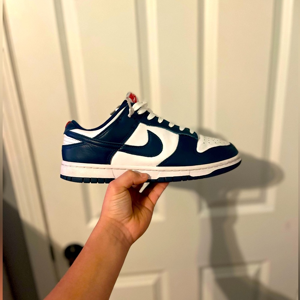 These are “Navy, White Nike dunks”